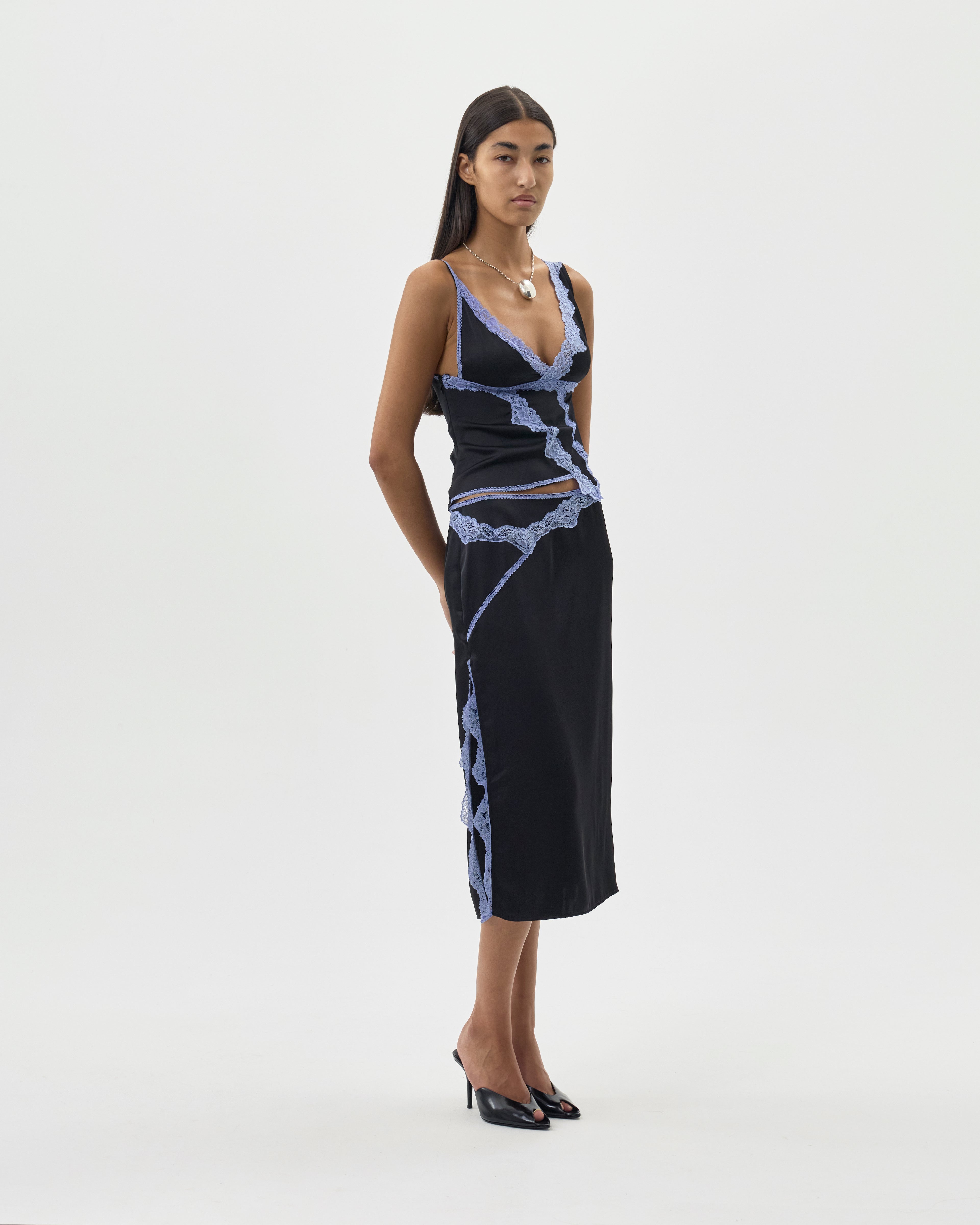 SKIRT WITH LACE DETAILS AND SIDE SLITS