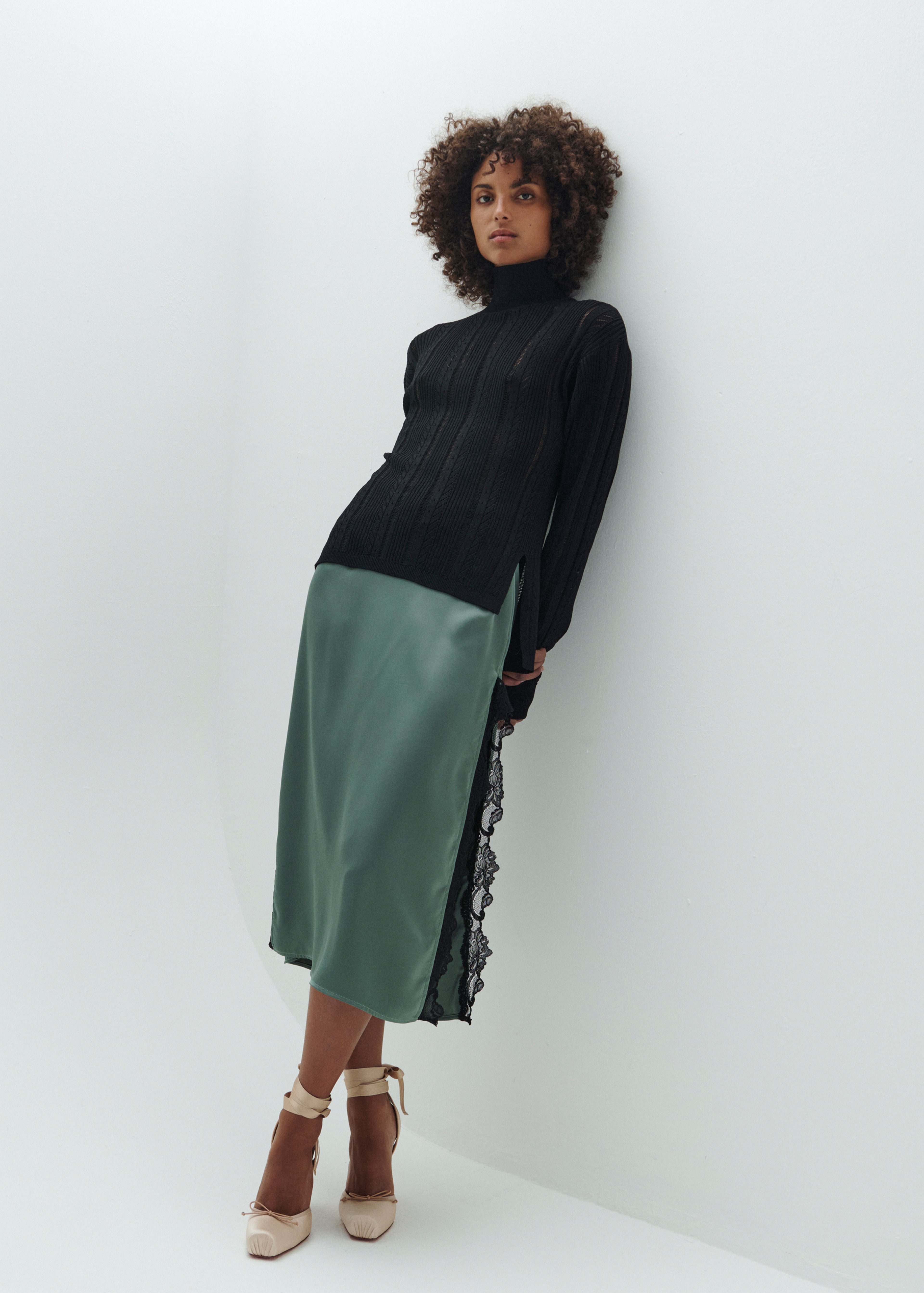 KNIT BLACK TURTLE NECK WITH LACE STITCH DETAIL