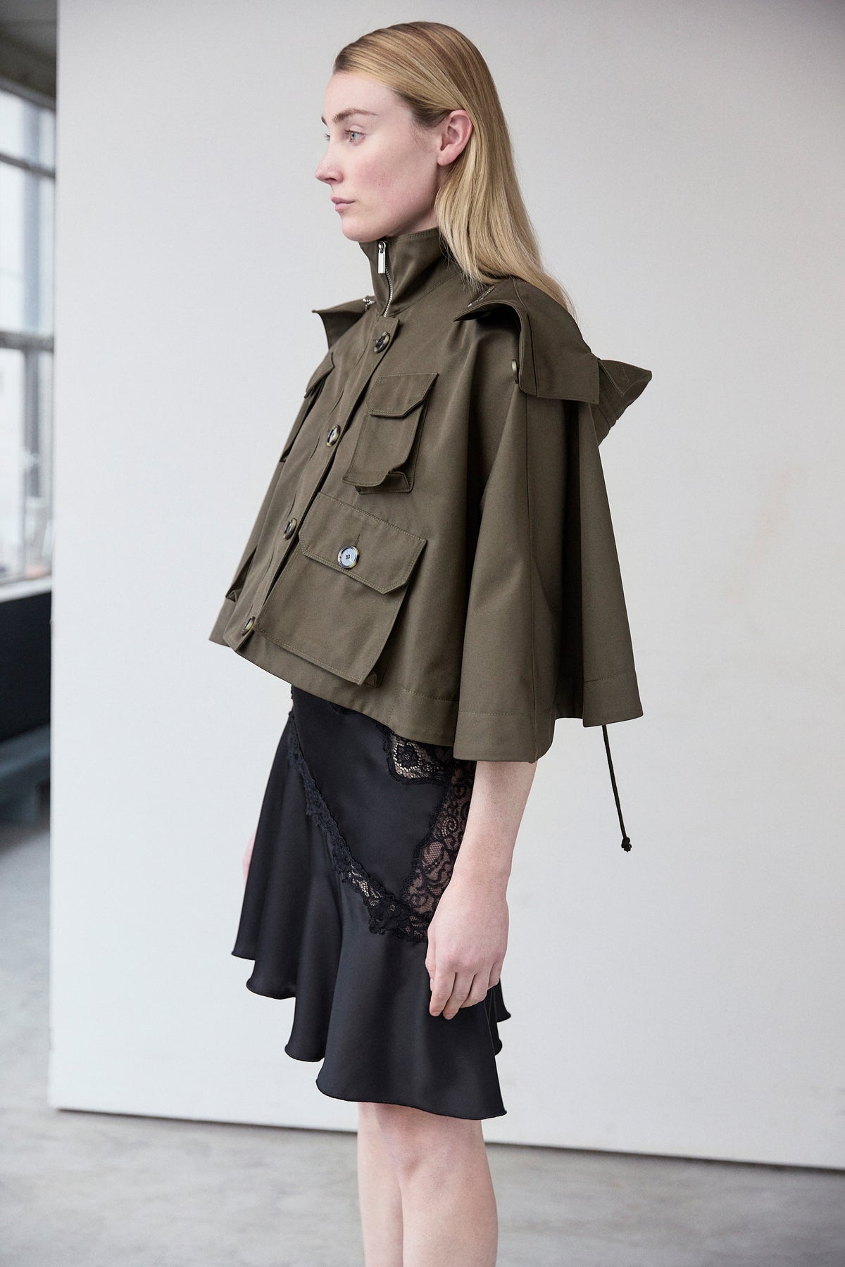 CROPPED TWILL MILITARY-STYLE KHAKI TRENCH CAPE