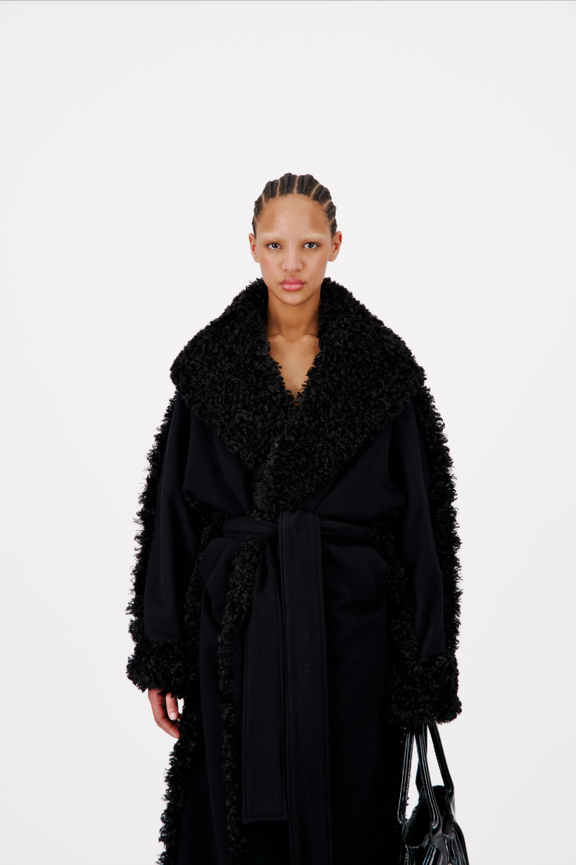 RELAXED FIT WOOL FELT WRAP BLACK COAT W/ FAUX FUR TRIM